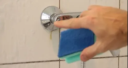 So einfach kannst du also deine Dusche sauber bekommen! Hätten wir das man früher gewusst.