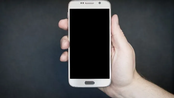 これが夜にスマホを充電すべきでない理由だ！！