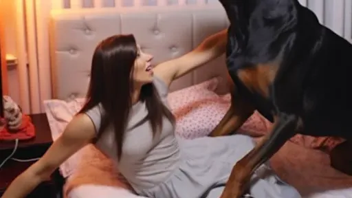 O cachorro não deixa a mulher em paz - quando o marido descobre o motivo, ele chama a polícia
