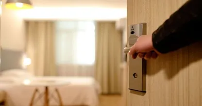 Met deze hoteltruc kun je je telefoon opladen zónder kamerkaart!