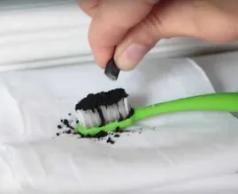 Quer se livrar dos dentes amarelos? Tente este truque incrível e seus dentes ficarão brancos e perolados!