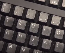 Mit Kontaktlinsenflüssigkeit die Tastatur reinigen. Wer das noch nicht tut, ist selbst schuld