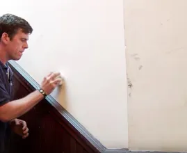 So entfernst du dunkle Kratzspuren von weißen Wänden in nur 2 Sekunden!