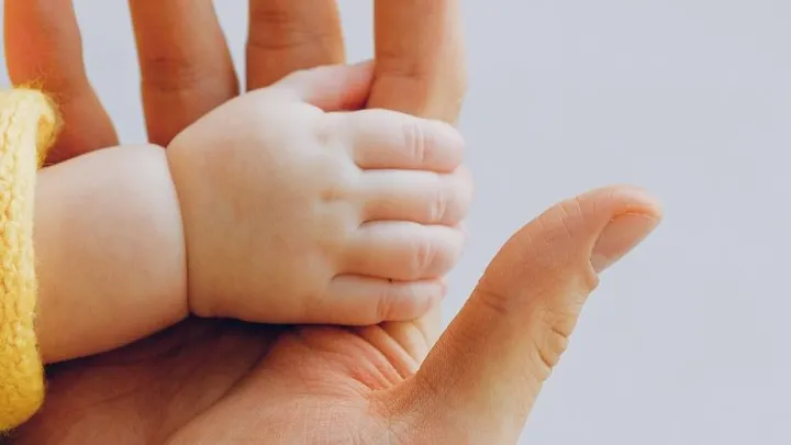 Hartverscheurend: homostel moet baby na 15 maanden teruggeven aan biologische moeder