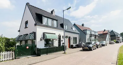 Unscheinbares kleines Haus. Nichts da. Inneneinrichtung in einer Farbe, schwarzes Badezimmer? Wow.