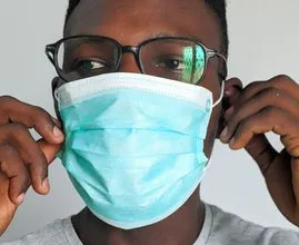 5 consejos para evitar que sus gafas se empañen mientras usa una mascarilla