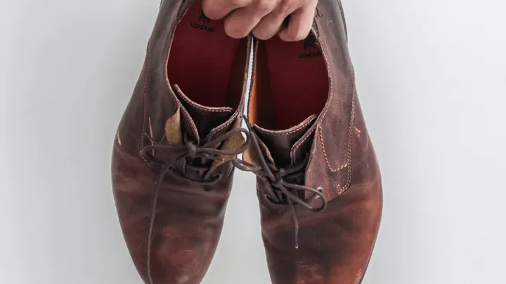 Ecco i segnali che indicano che dovresti sostituire le tue vecchie scarpe