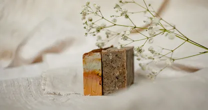 Waarom je een blok zeep moet gebruiken in je tuin