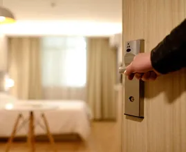 Reizigers opgelet: het kluisje in je hotelkamer is niet zo veilig als je denkt