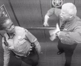Oups ! Ce policier n’avait aucune idée qu’une caméra cachée le surveillait.