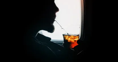 Feit of fabel: ben je sneller dronken van alcohol in het vliegtuig?