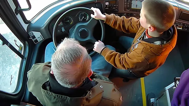 Een jongen ruikt iets vreemds in de schoolbus, kijkt één keer naar de chauffeur en belt 911