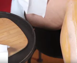 Sie schmiert sich Peanutbutter auf die Beine, der Effekt ist enorm! Hätten wir das früher gewusst.