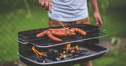 Zo krijg je die rooklucht uit je kleding na het barbecueën