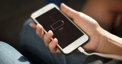 Smartphone steeds sneller leeg? Je laadt hem altijd al verkeerd op!