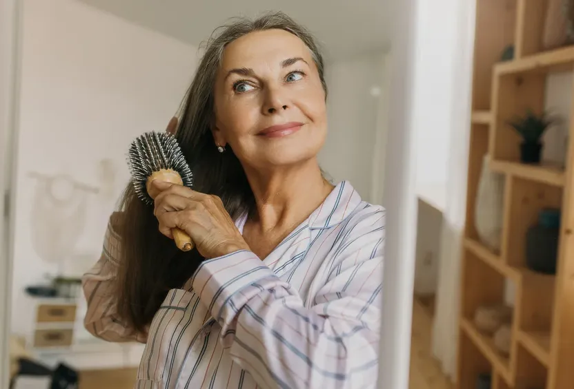 Dunner wordend haar na je 50e? Met deze simpele truc lijkt het voller
