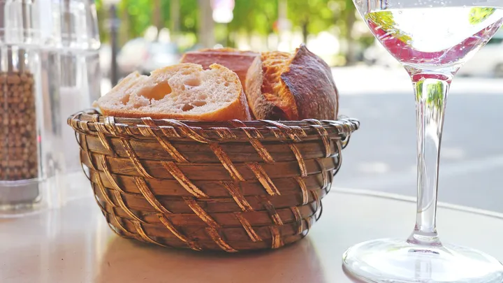 Nein, Danke: aus diesem Grund solltest du das Brot in Restaurants besser liegen lassen