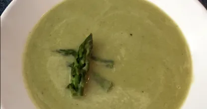 Herrlich: cremige Spagelsuppe mit Zitrone und Parmesan