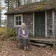 この88歳の女性は、森の中の古い小屋に住んでいる――でも、中を見てから判断してください！