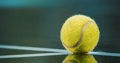 Dít is de reden waarom je altijd een tennisbal in je handbagage moet hebben