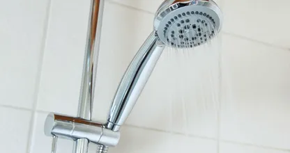 Dit is waarom je warm moet douchen tijdens een hittegolf