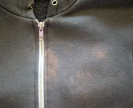 ¿Derramaste accidentalmente un poco de lejía en tu ropa? No te preocupes, ¡esta es la forma de arreglarlo!