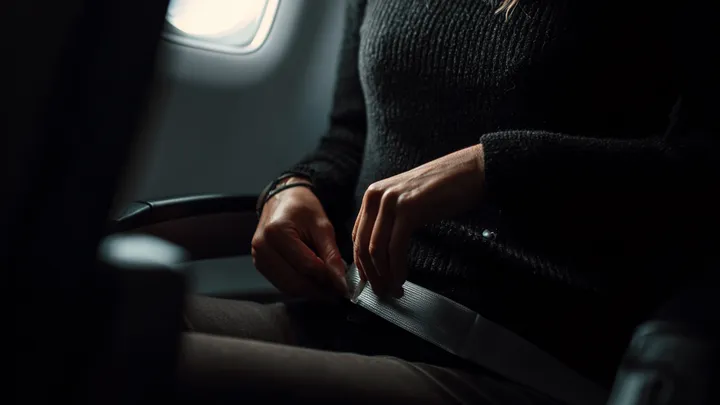 Flugbegleiter flüsterte: "Sie müssen das Flugzeug sofort verlassen" - Passagier ist erkältet, um die Wahrheit zu erfahren..