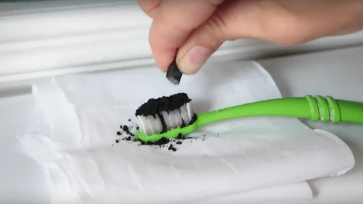 Wenn du keine Lust mehr auf gelbe Zähne hast, dann solltest du diesen simplen Trick verwenden!