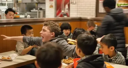 バーガーキングで少年をいじめる若者たち、ベンチの男性に気づかず