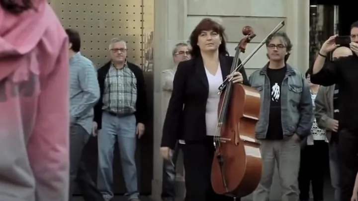 Ce musicien de rue était ignoré de tous, mais une petite fille a tout changé