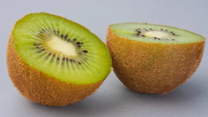 Ecco perché è meglio mangiare un kiwi con la buccia