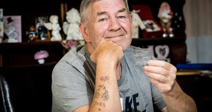 Prachtig verhaal! Ken jij mensen met deze tattoo? Deel dit bericht, help Johny zijn verloren vrienden terugvinden!