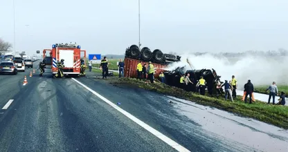 Moet jij nog de weg op? Lees dit dan even; snelweg dicht door ongeluk met vrachtwagens!