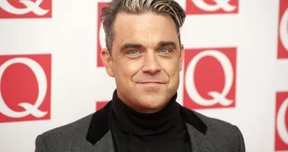 Wat een transformatie: Robbie Williams scheert haren af