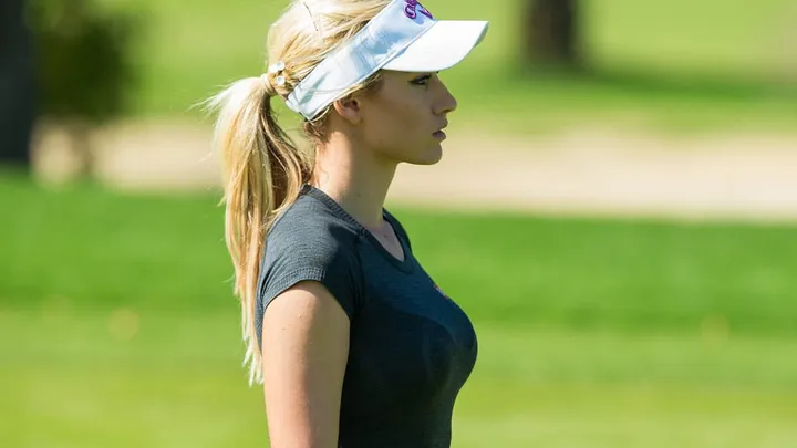 Trop Belles pour Jouer ? Pourquoi les Athlètes Femmes peinent à Être Prises au Sérieux sur les Réseaux Sociaux.