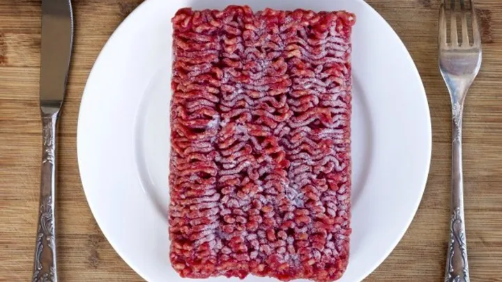 ¿Olvidaste descongelar tu carne a tiempo? ¡Con este truco lo harás en un periquete!
