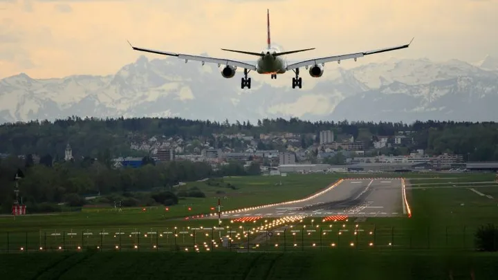 Después de una llamada misteriosa de su esposa, este soldado no pudo subir al avión.
