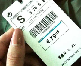 Darum solltest du neue Kleidung waschen bevor du sie trägst! Das wussten wir auch noch nicht.