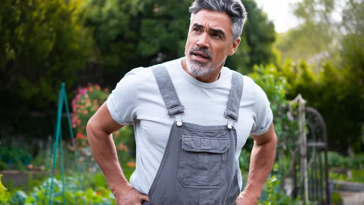 Der Erdhügel in seinem Garten wurde immer größer - dann beschloss er, ihn auszugraben..