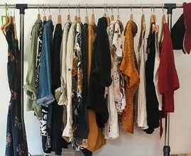 Even slikken: zoveel geld aan ongedragen kleding hebben we in de kast liggen
