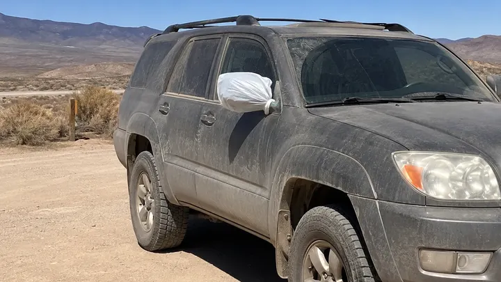 Quando viaggi da solo, metti sempre una busta sullo specchietto retrovisore dell'auto: ecco perché...