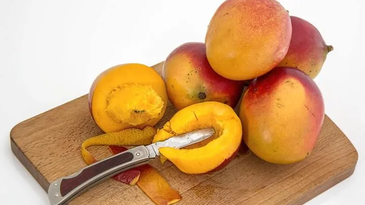 Kann man die Schale von Mangos (so wie bei Kiwis) mitessen?