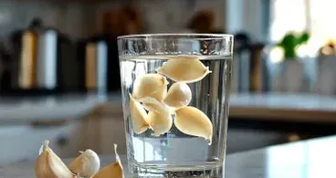 Kochen Sie Knoblauch und trinken Sie dieses Wasser über Nacht: Die Ergebnisse am Morgen werden Sie überraschen!