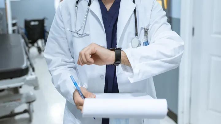 3 Weken na de geboorte van een tweeling voelde moeder zich ziek - toen de dokter de echo zag, zei hij: "Het spijt me"