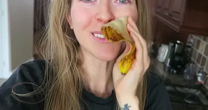 Diese Frau reibt jeden Tag eine Bananenschale über ihr Haar und Gesicht und das hier ist der erstaunliche Grund!