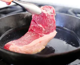 So verhinderst du, dass Öl oder Butter aus der Pfanne spritzt - die Lösung ist ganz einfach!