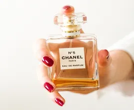 Waarom je vanaf nu ook thuis parfum moet gaan dragen