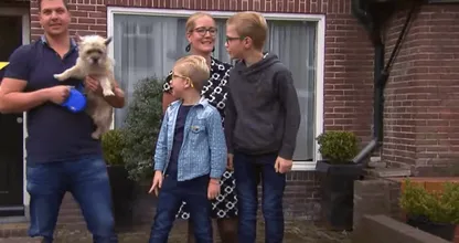 Ken je de Posjes nog uit 'Helemaal Het Einde'? De familie krijgt nu déze eigen serie!