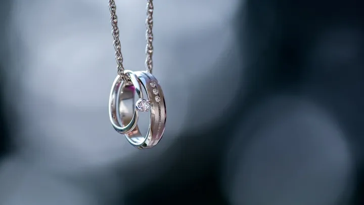 Vrouw in shock als juwelier haar dít vertelt over de oude ring van haar moeder