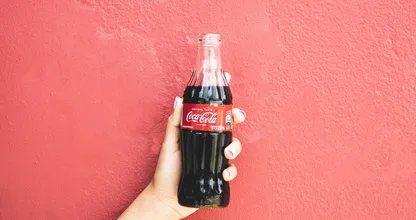 Sie schüttet einen halben Liter Cola in die Toilette – und dann geschah etwas Unfassbares! Das solltest du auch aus probieren!
